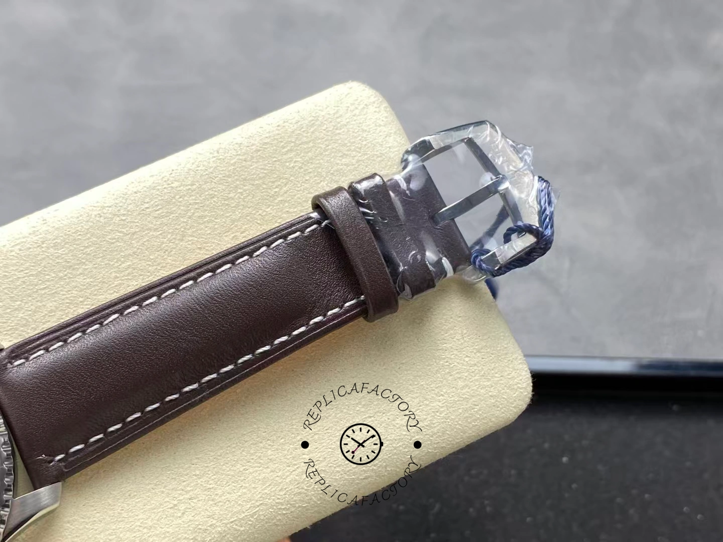 Buckle close-up of Breitling Aviator 8 Automatic 41 A17315101C1X1 with polished clasp.