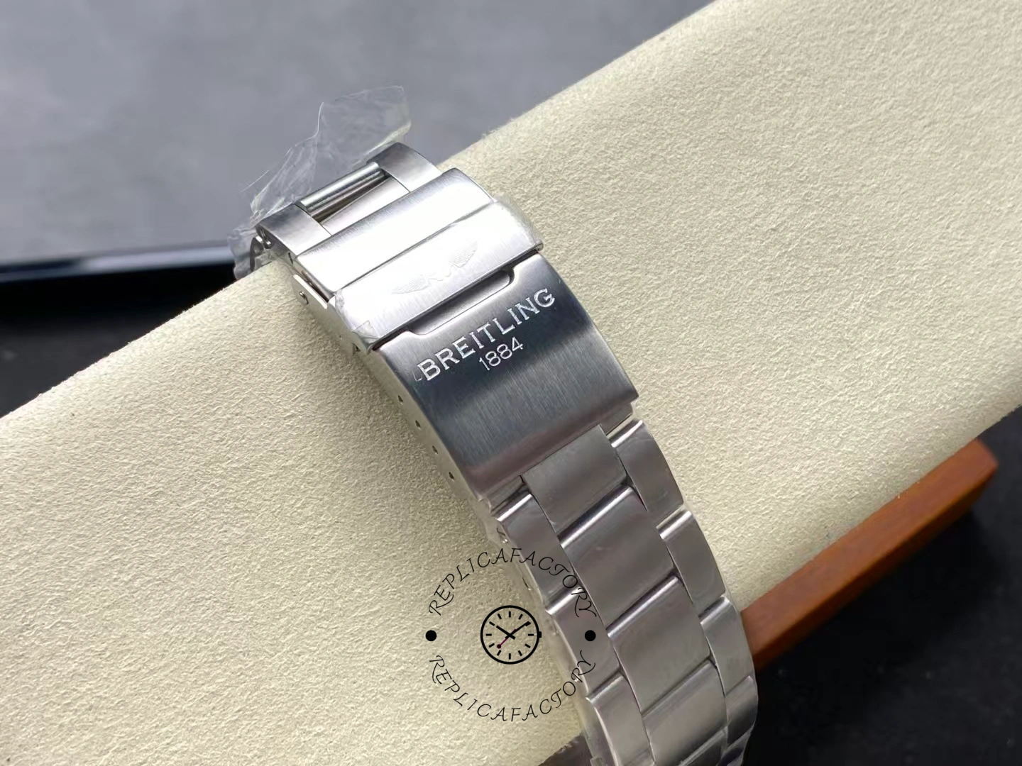 Bracelet clasp of Breitling Avenger Chronograph 45 A13317101C1A1 engraved with Breitling logo.