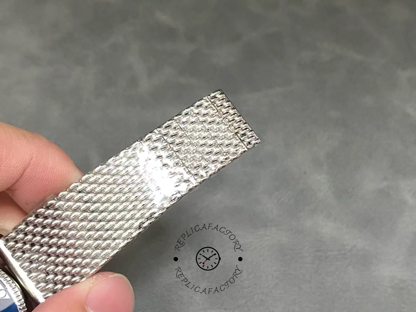 Mesh bracelet detail of Breitling Superocean Heritage II B20 AB201016G827-154A.