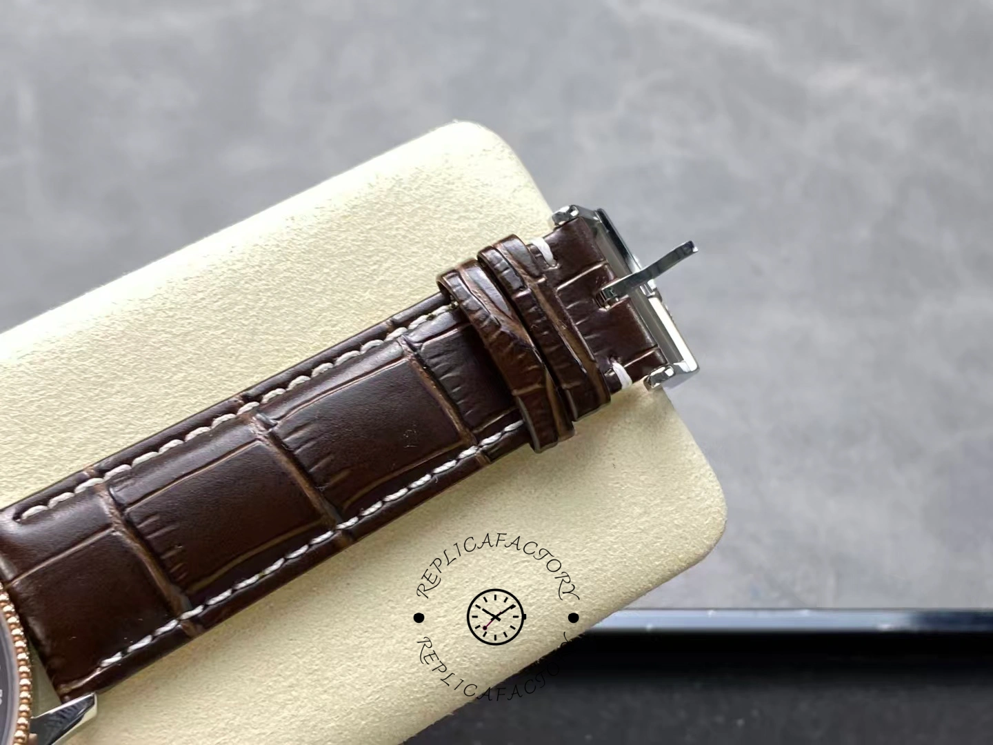 Buckle of Breitling Navitimer 41 U17326121M1P1 showing polished clasp.