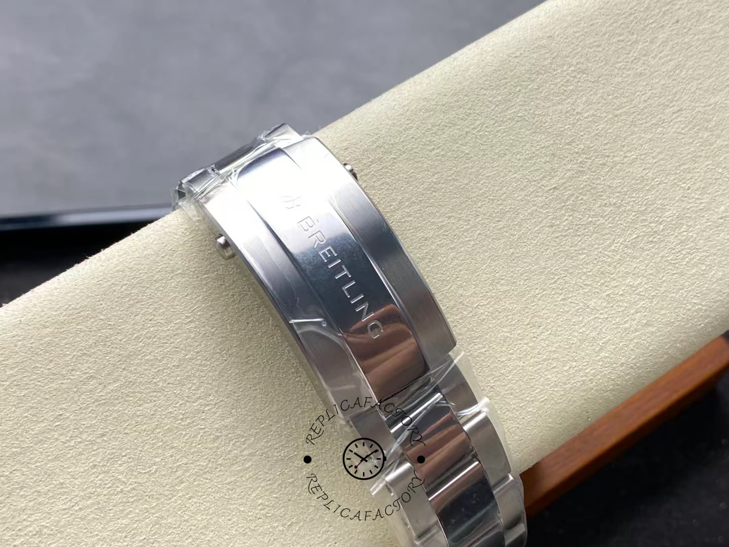 Bracelet clasp of Breitling Superocean 44 A17376211B1A1 with engraved logo.