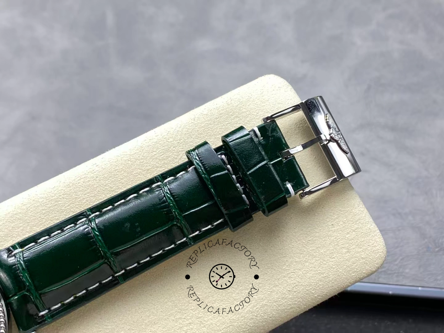 Buckle of Breitling Navitimer 41 A17326361L1P1 with engraved logo clasp.