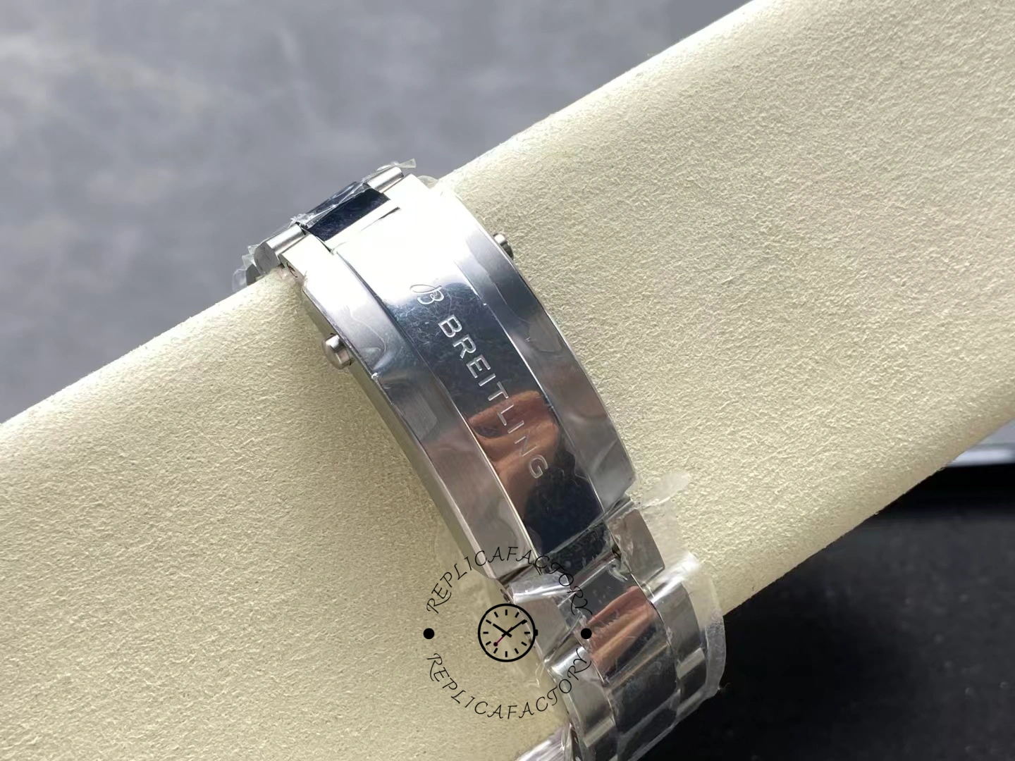 Bracelet clasp of Breitling Superocean 44 A17376211L2A1 engraved with logo.