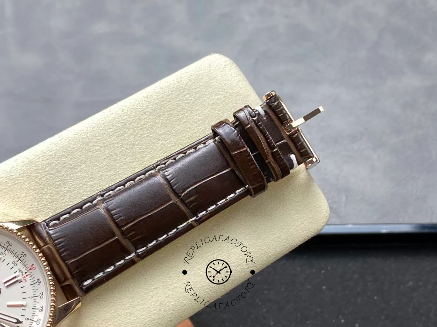 Buckle of Breitling Navitimer 41 R17326211G1P1 rose gold clasp detail.