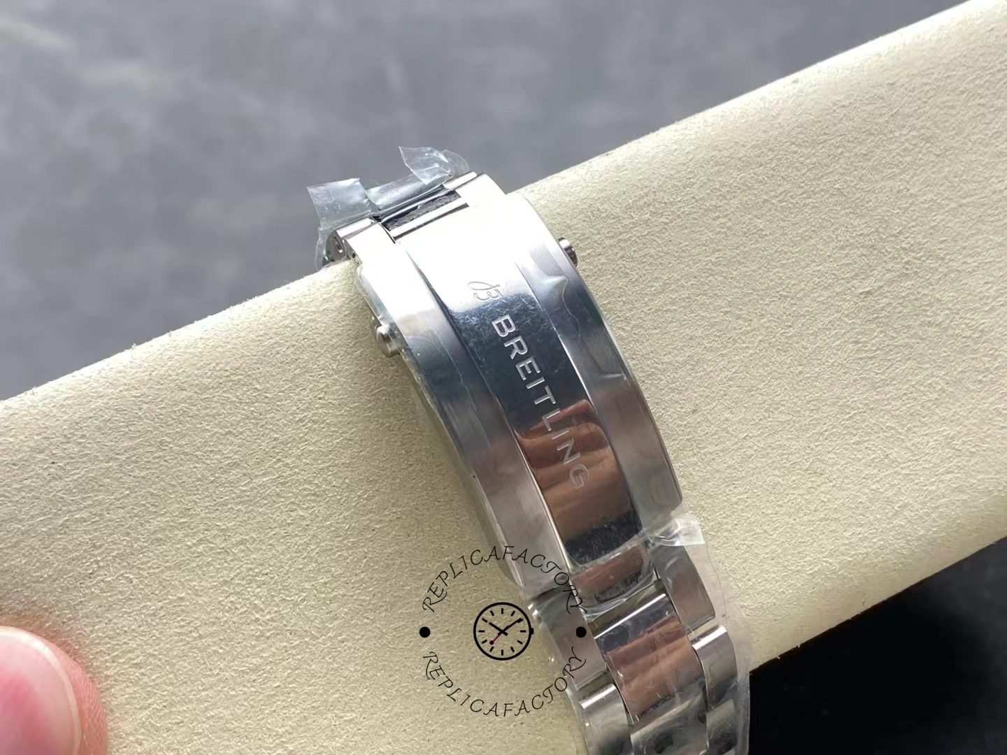 Bracelet clasp of Breitling Superocean 42 A173751A1O1S1 engraved with Breitling logo.