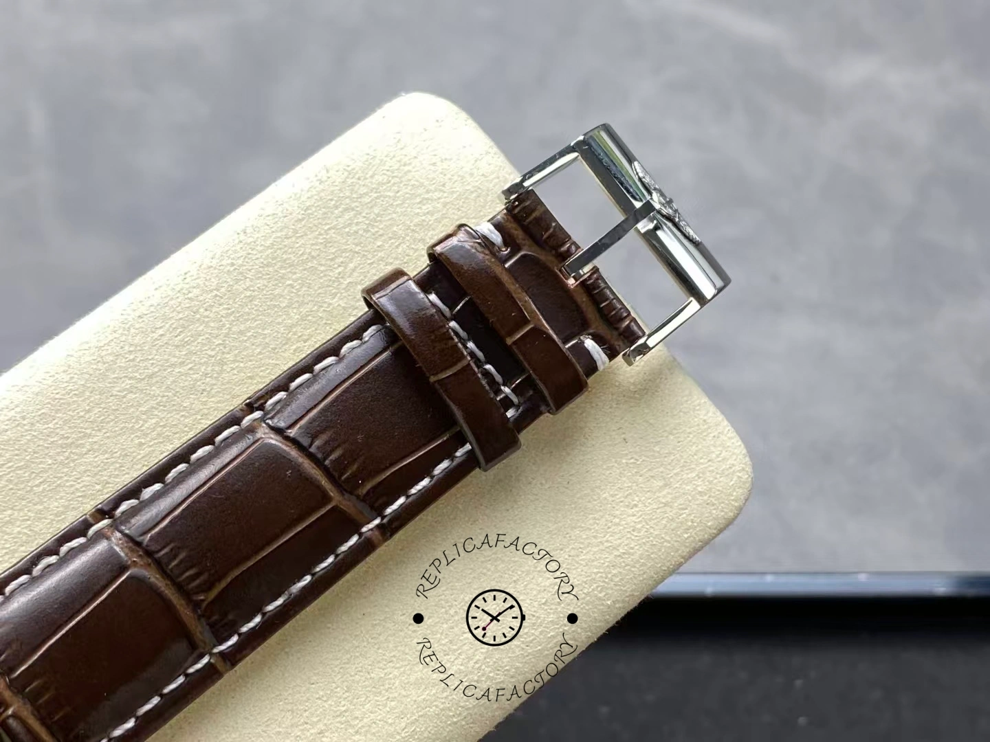 Buckle of Breitling Navitimer 41 U17326211M1P1 with polished clasp and logo.