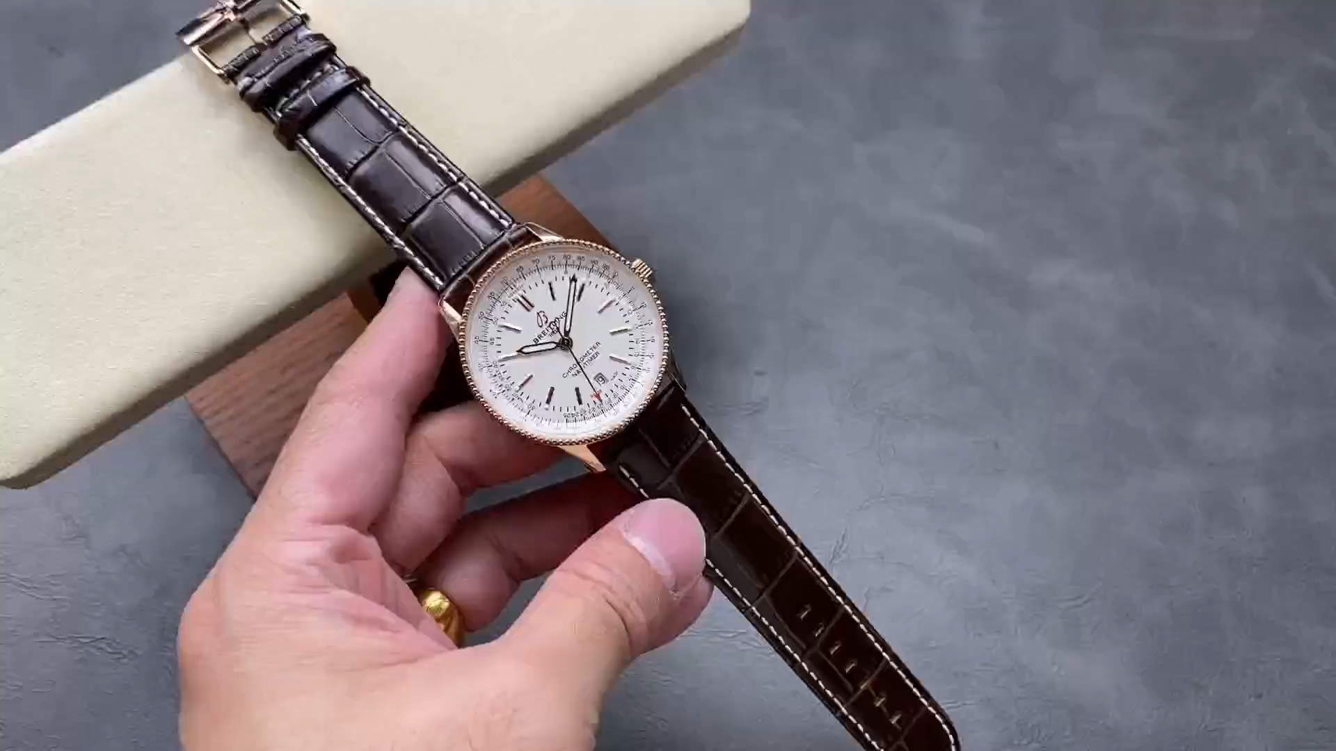 Breitling Navitimer Automatic 41 Rose Gold R17326211G1P1 Replica Men's Casual Watch - Video