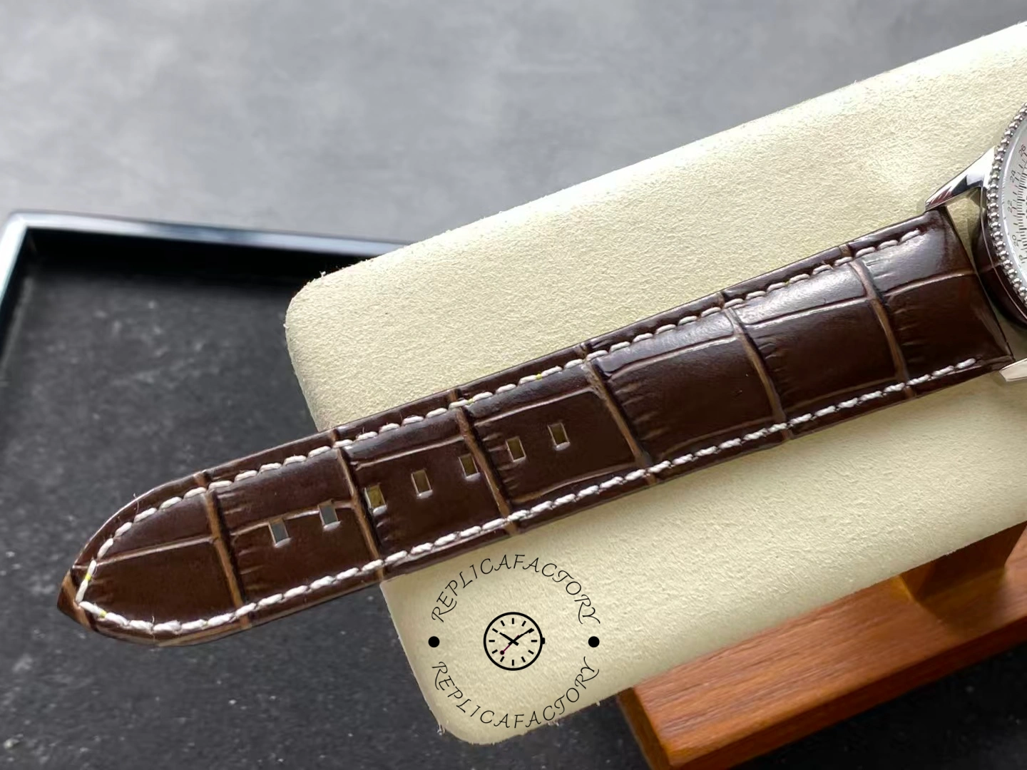 Brown alligator strap of Breitling Navitimer 41 A17326211G1P1 showing stitching.