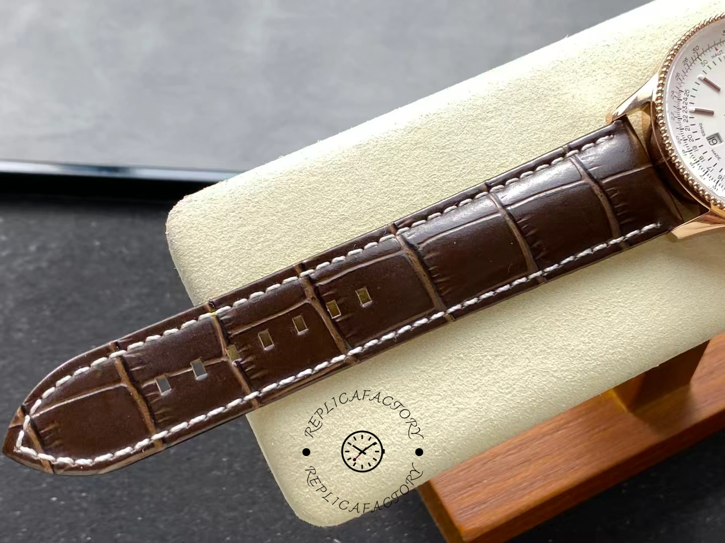 Leather strap of Breitling Navitimer 41 R17326211G1P1 showing brown stitching detail.
