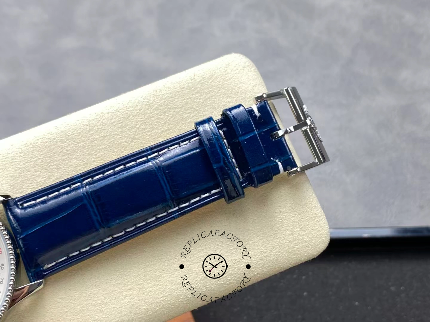 Buckle of Breitling Navitimer 38 A17325211C1P1 with polished clasp and logo.