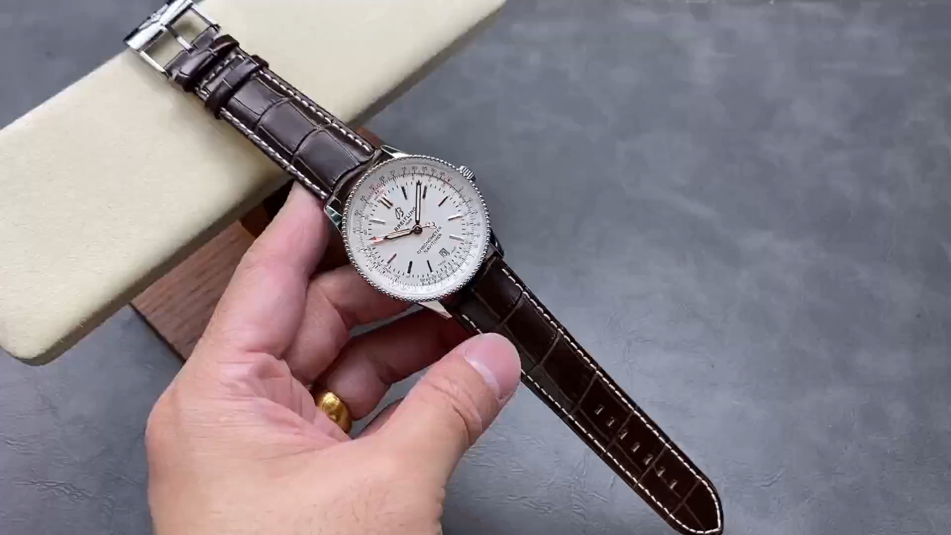 Breitling Navitimer 41 A17326211G1P1 Replica Chronometer Alligator Strap Men's Watch - Video