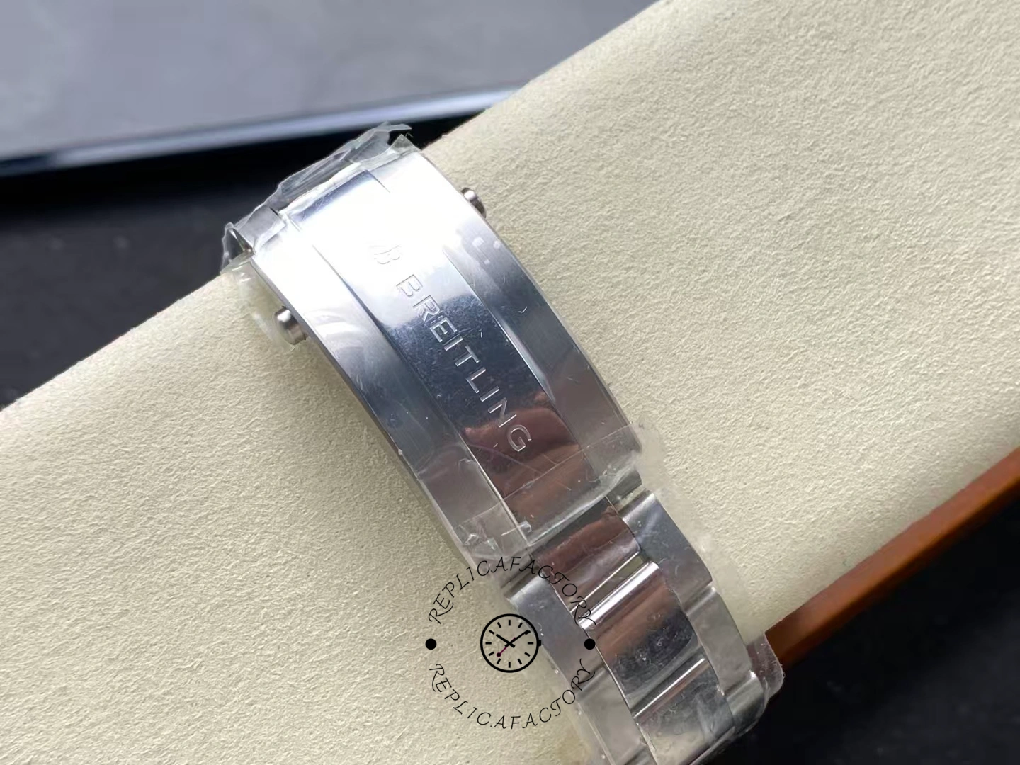 Bracelet clasp of Breitling Superocean 42 A17375E71C1A1 engraved with Breitling logo.