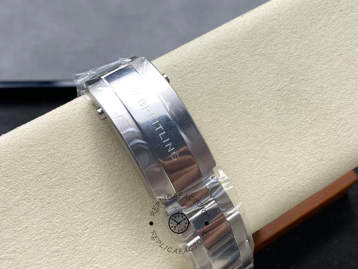 Bracelet clasp of Breitling Superocean 42 A17375E71G1A1 engraved with logo.