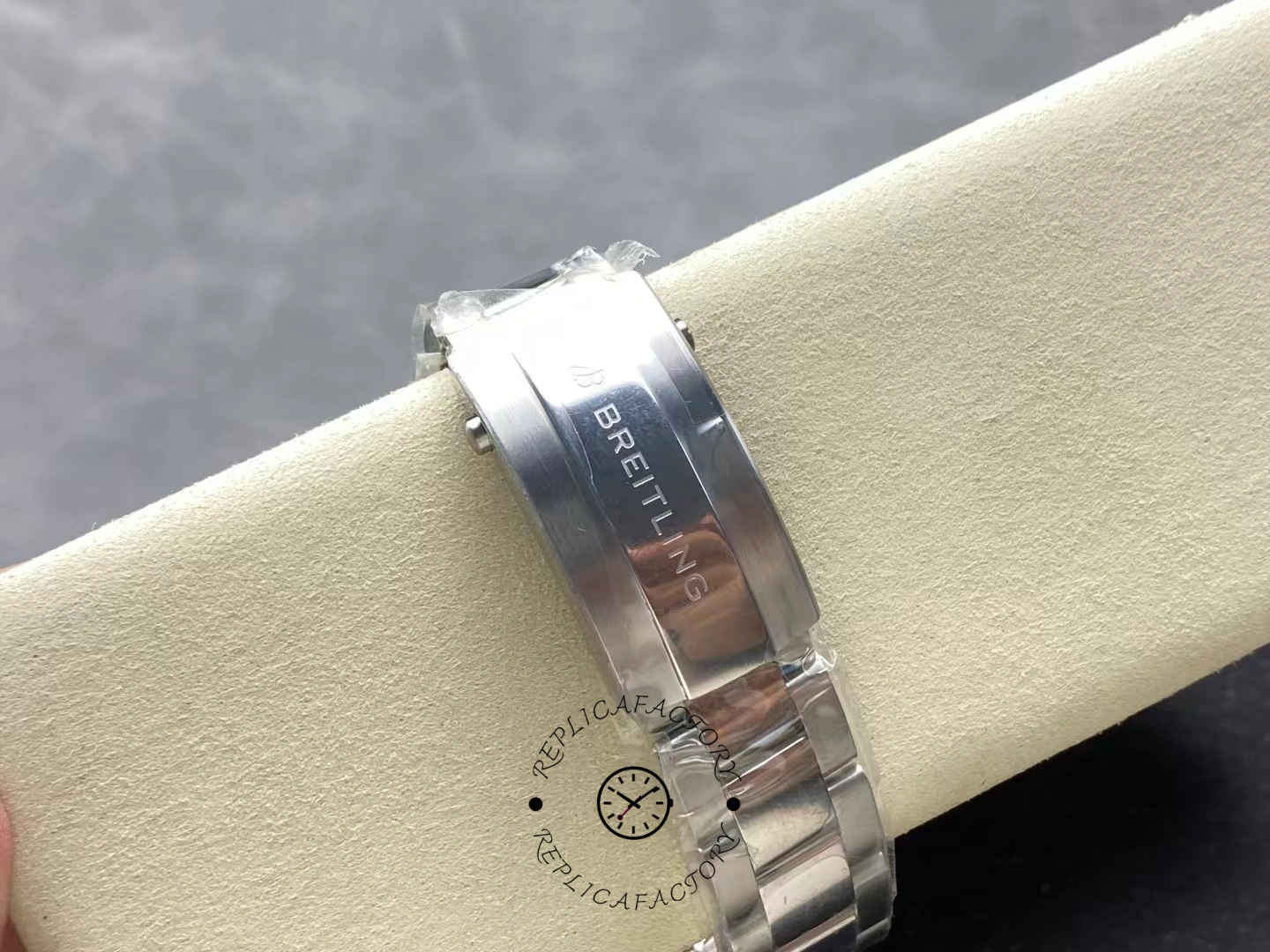 Bracelet clasp of Breitling Superocean 44 A17376211C1A1 engraved with Breitling logo.