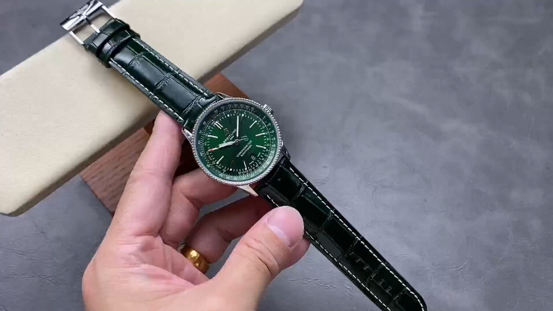 Breitling Navitimer Automatic 41 Replica A17326361L1P1 Green Leather Strap - Video