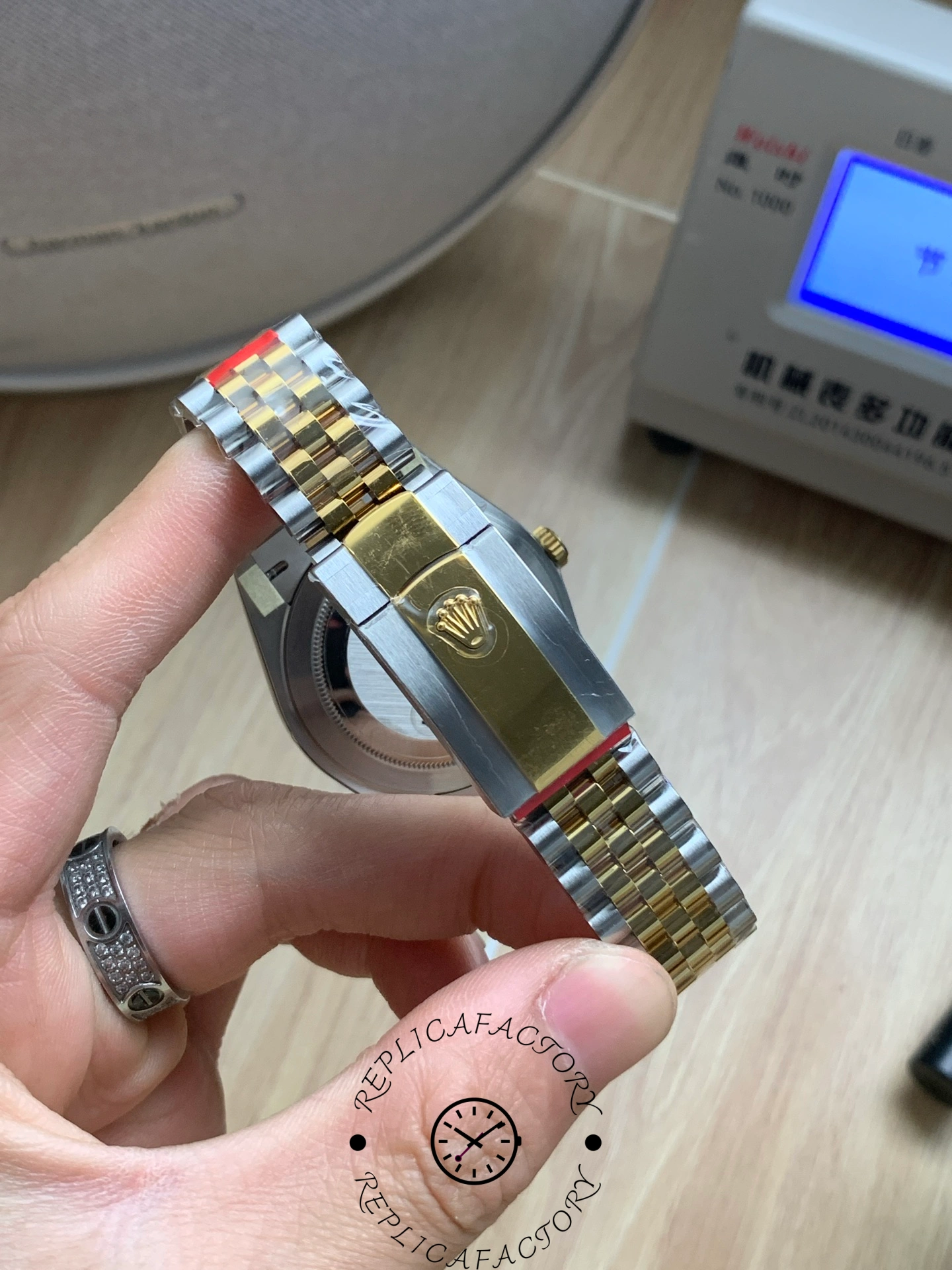 Close view of the Rolex Datejust 41 M126333-0002 clasp with two-tone Jubilee links.