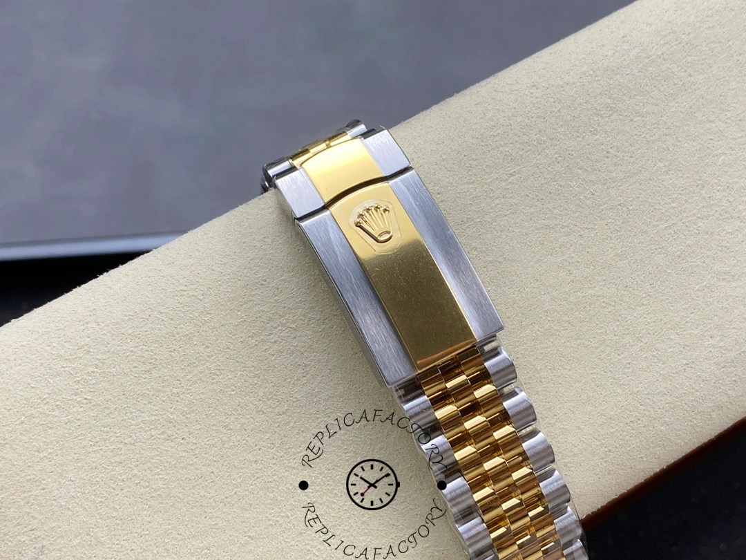 Close-up of the clasp of the Rolex Datejust 41 M126333-0002 with two-tone Jubilee bracelet.