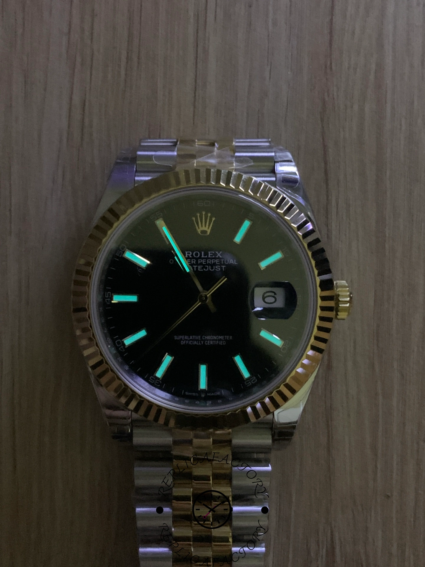 Lume shot of Rolex Datejust 41 126333 showing glowing hour markers and hands.
