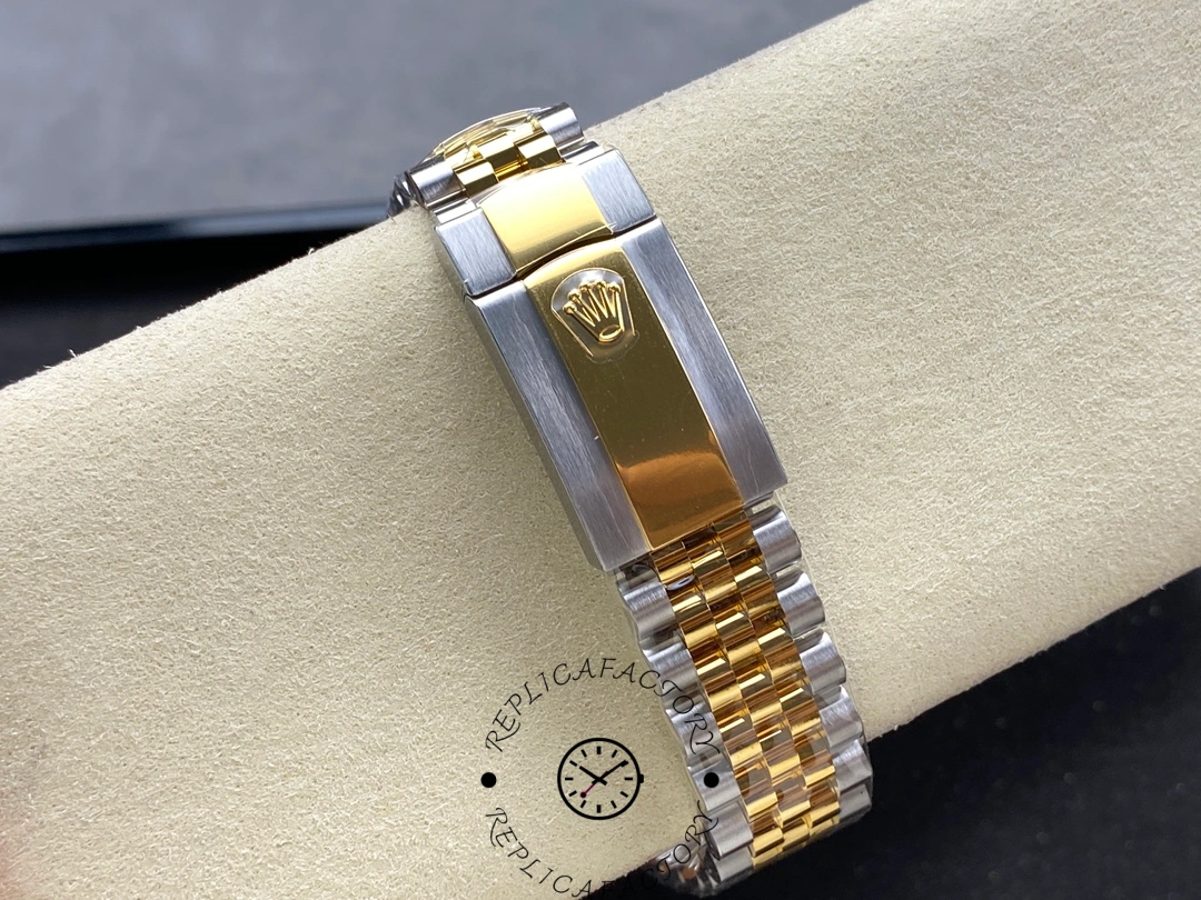Bracelet clasp of Rolex Datejust 41 126333 showing two-tone Jubilee links and gold clasp plate.