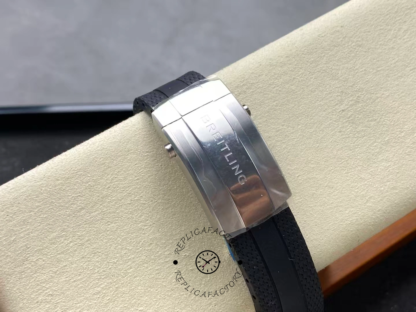 Breitling Superocean 42 U17375211B1S1 clasp view showing engraved Breitling logo.