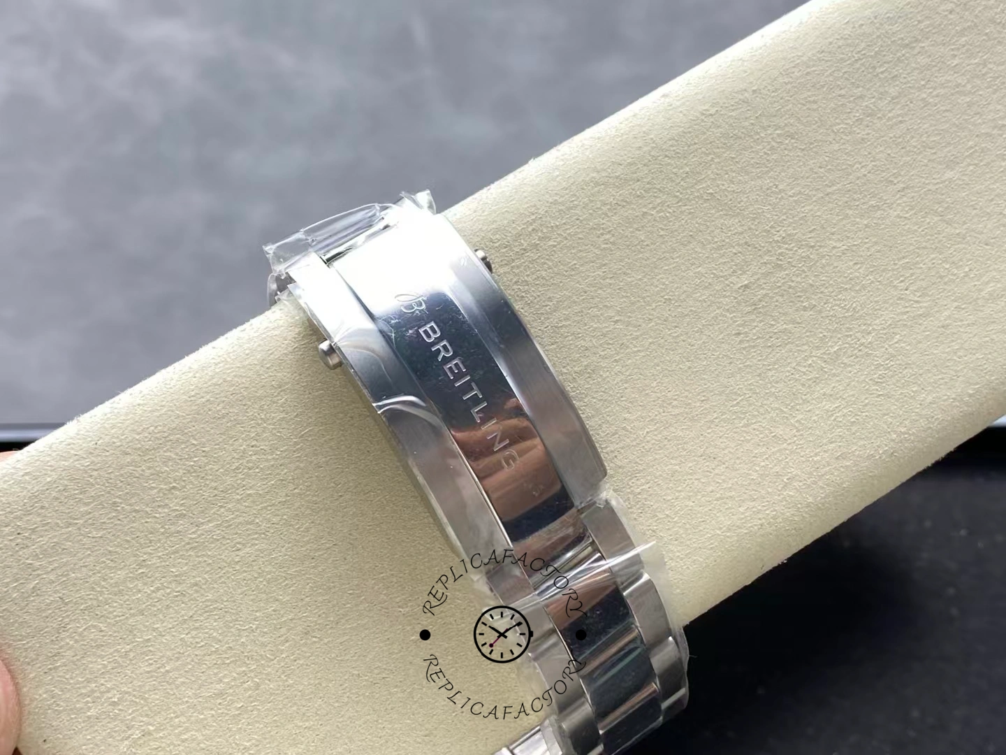 Bracelet clasp of Breitling Superocean 44 A17376A31L1A1 engraved with Breitling logo.