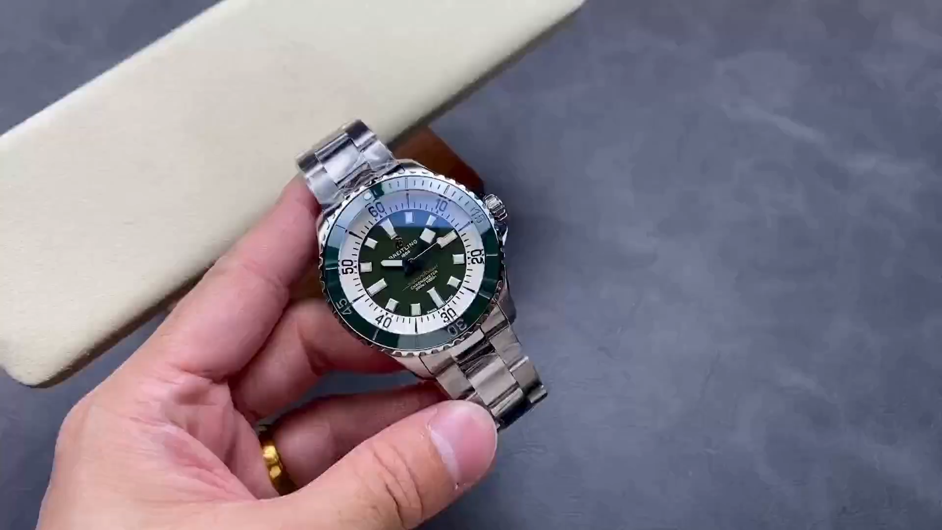 Breitling Superocean Automatic 44 Replica A17376A31L1A1 Stylish Men's Green Watch - Video