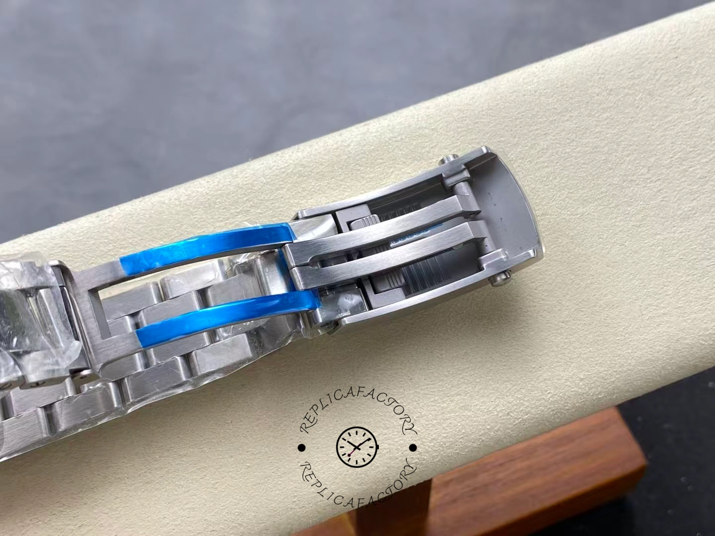 Bracelet clasp inner structure of Breitling Superocean 42 A17375211I1A1 showing folding mechanism.