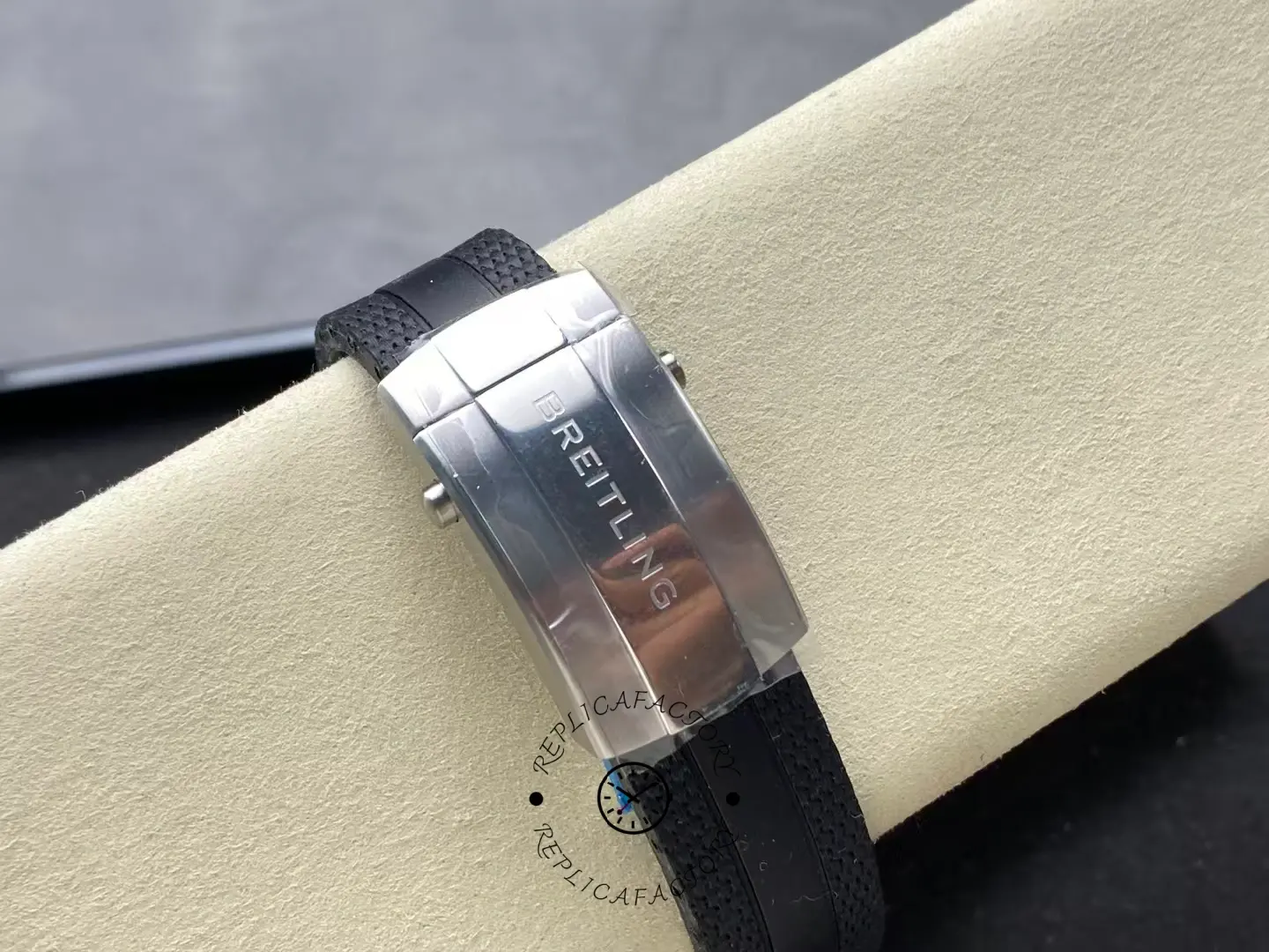 Clasp view of Breitling Superocean 44 A17376211L2S1 showing engraved logo on steel buckle.