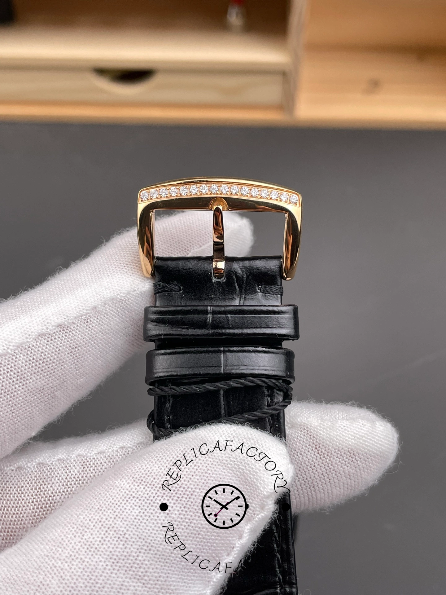 Diamond-set buckle of the Franck Muller 6000H with rose gold finish.