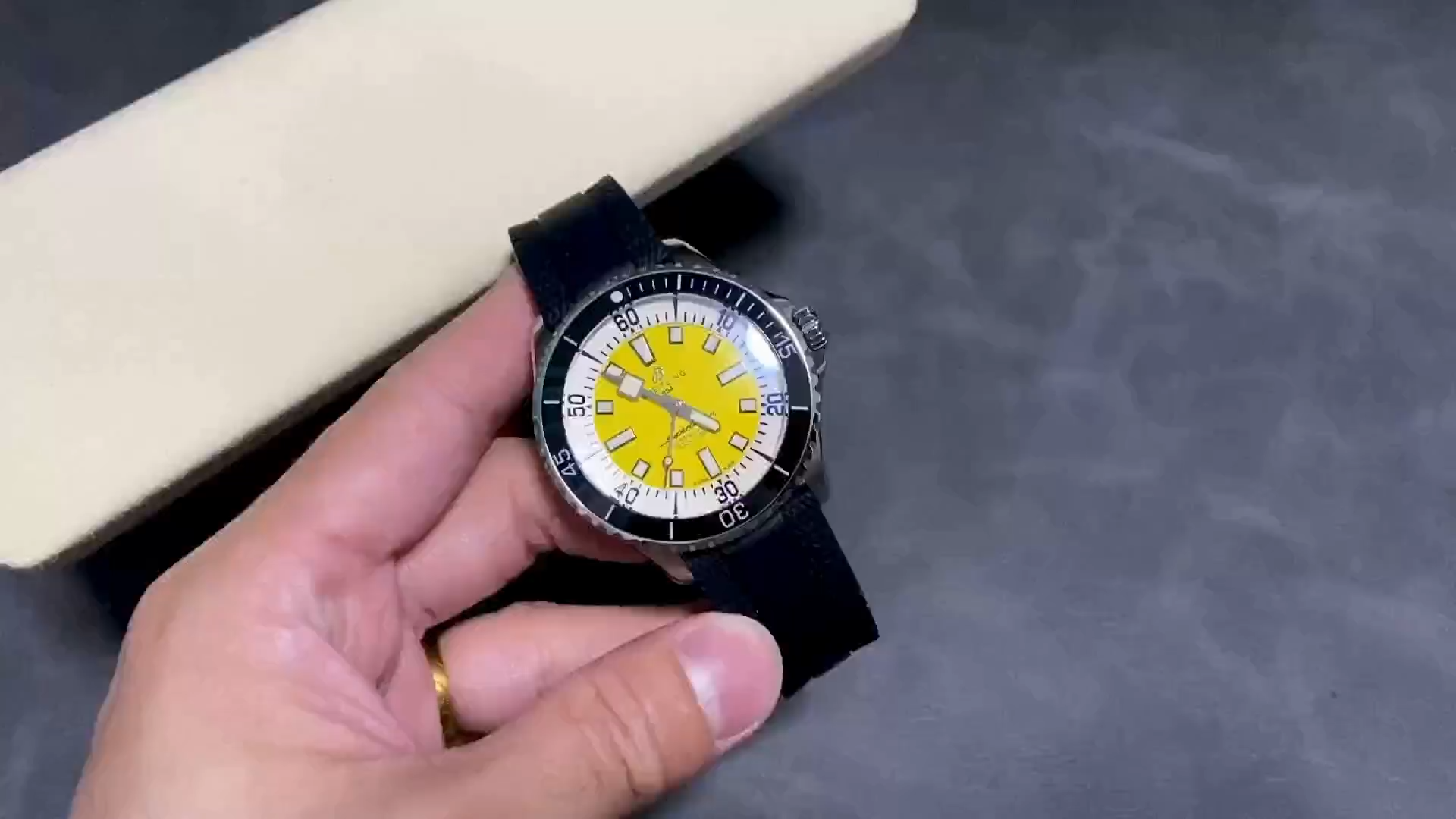 Breitling 1:1 Clone Superocean Automatic 42 Yellow Dial A17375211I1S1 Men's Watch - Video