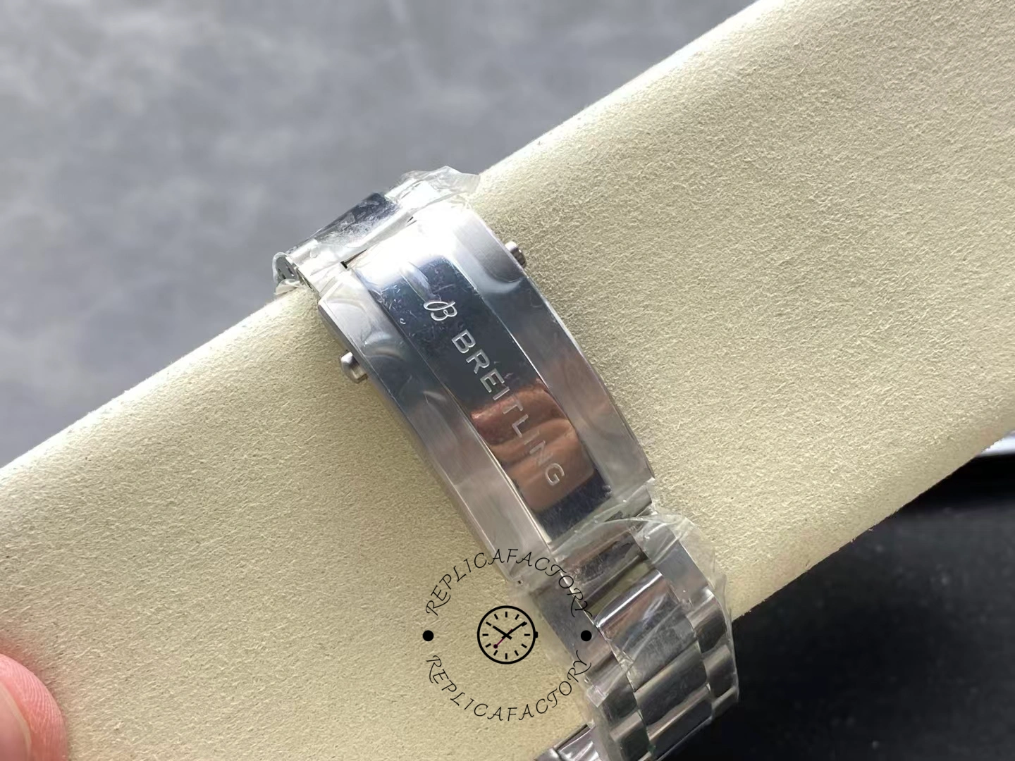 Bracelet clasp of Breitling Superocean 42 A17375211I1A1 engraved with Breitling logo.