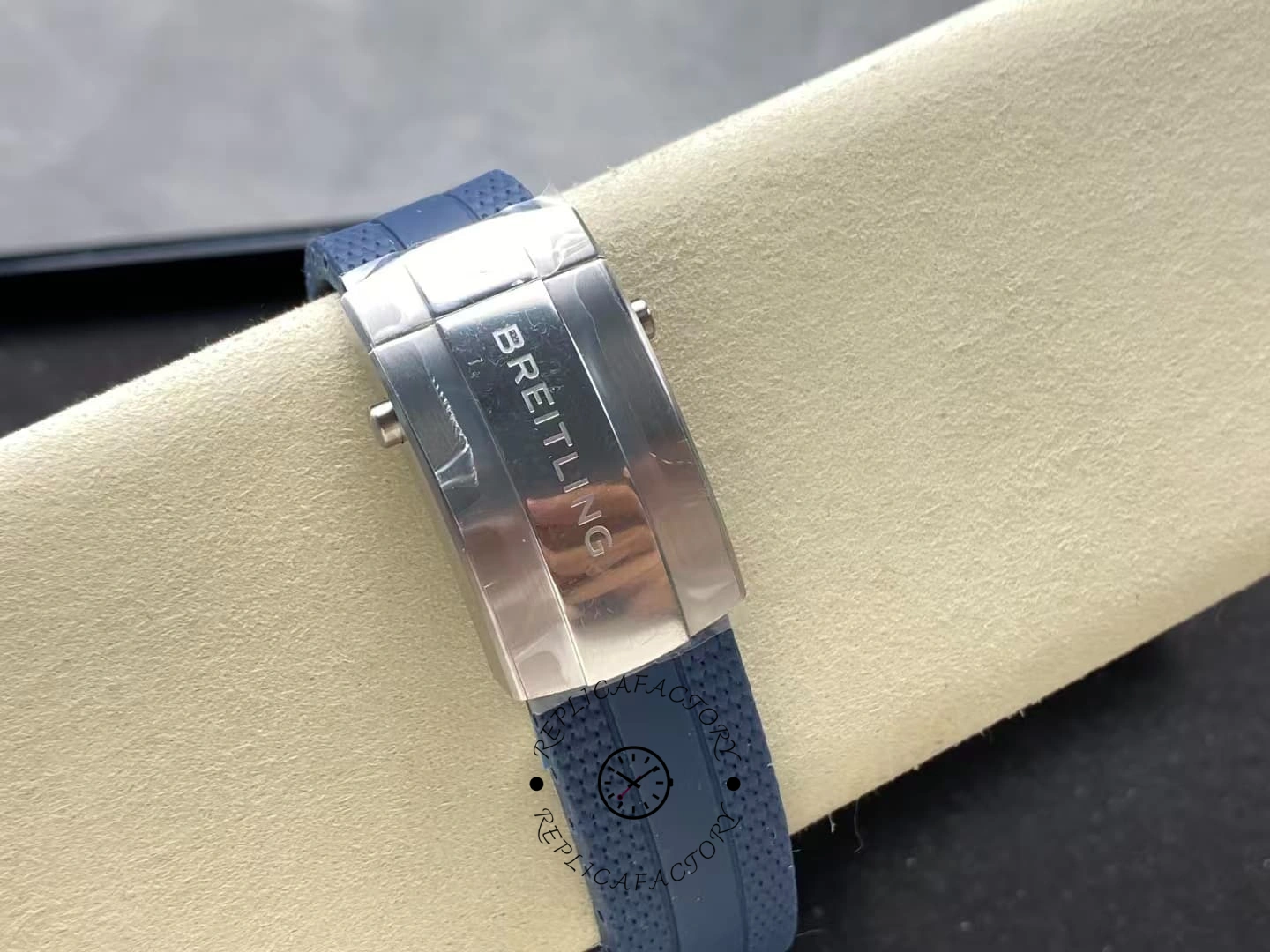 Clasp of Breitling Superocean A17376211C1S1 with polished stainless steel buckle.