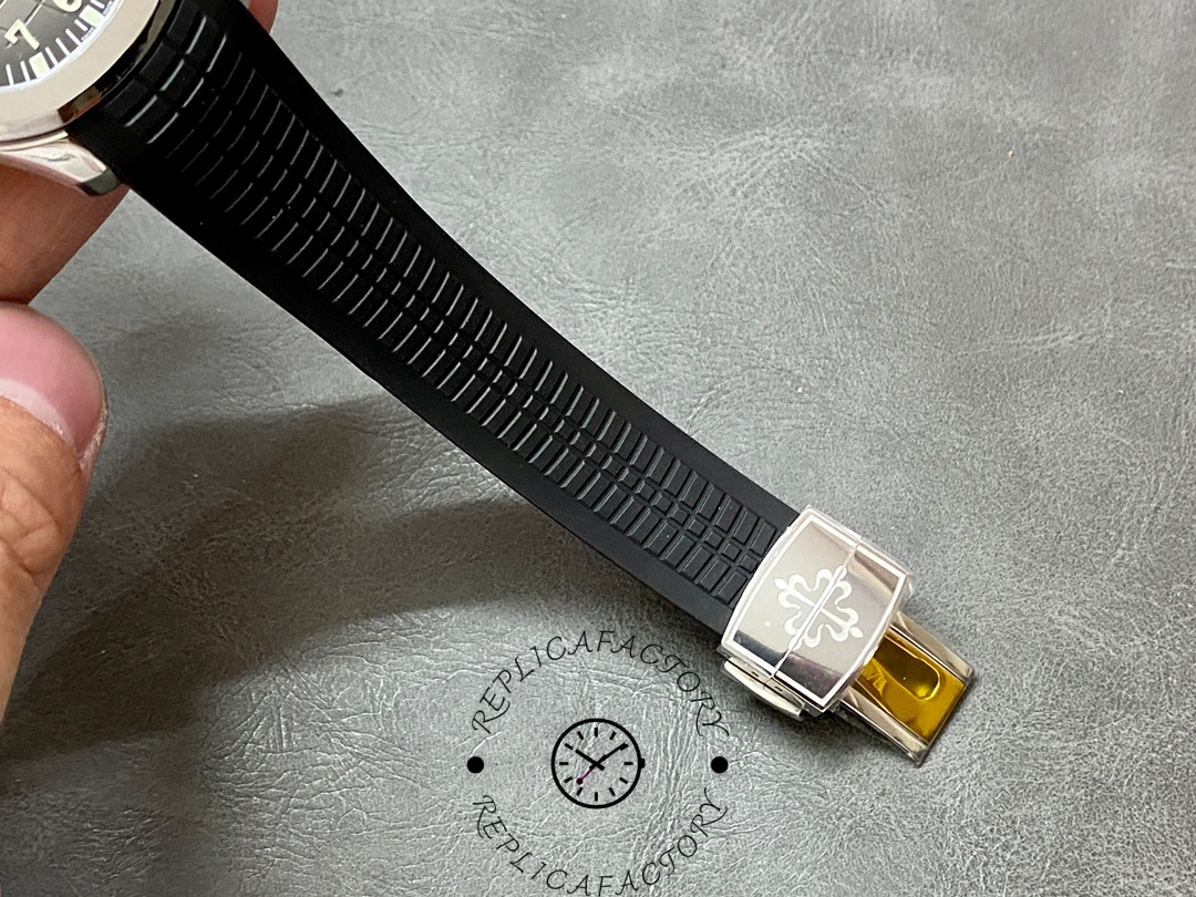 View of the Patek Philippe Aquanaut 5167A-001 clasp featuring the Calatrava cross logo.