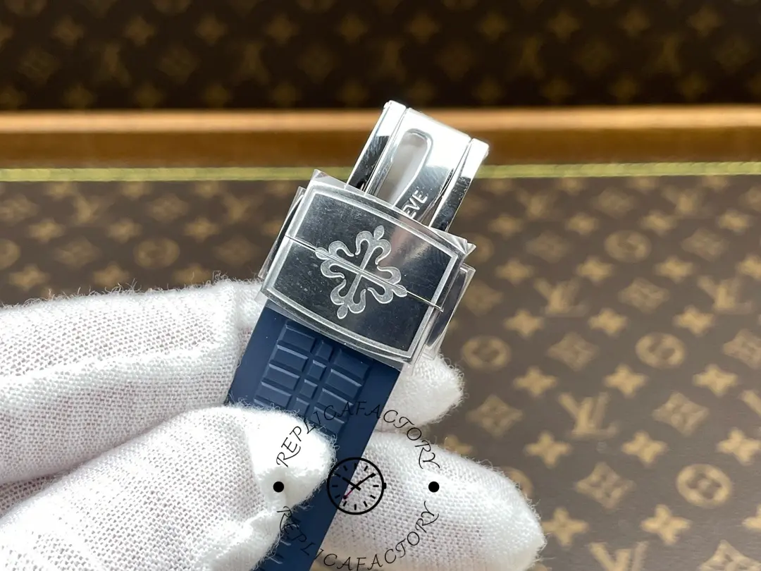 Clasp view of the Patek Philippe Aquanaut 5168G-001 with Calatrava emblem.