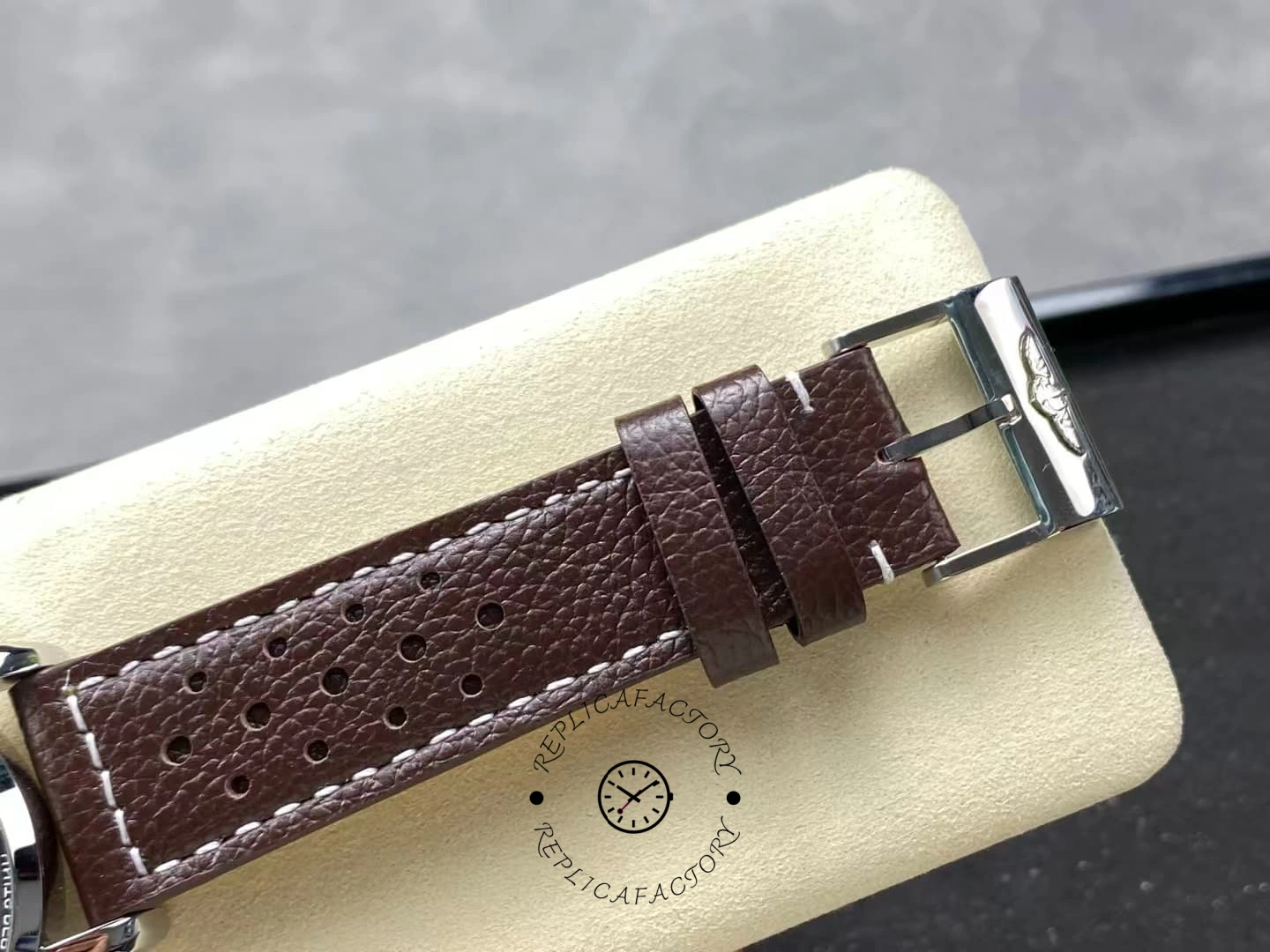 Buckle of Breitling Top Time B01 Ford Mustang AB01762A1L1X1 with winged logo engraving.