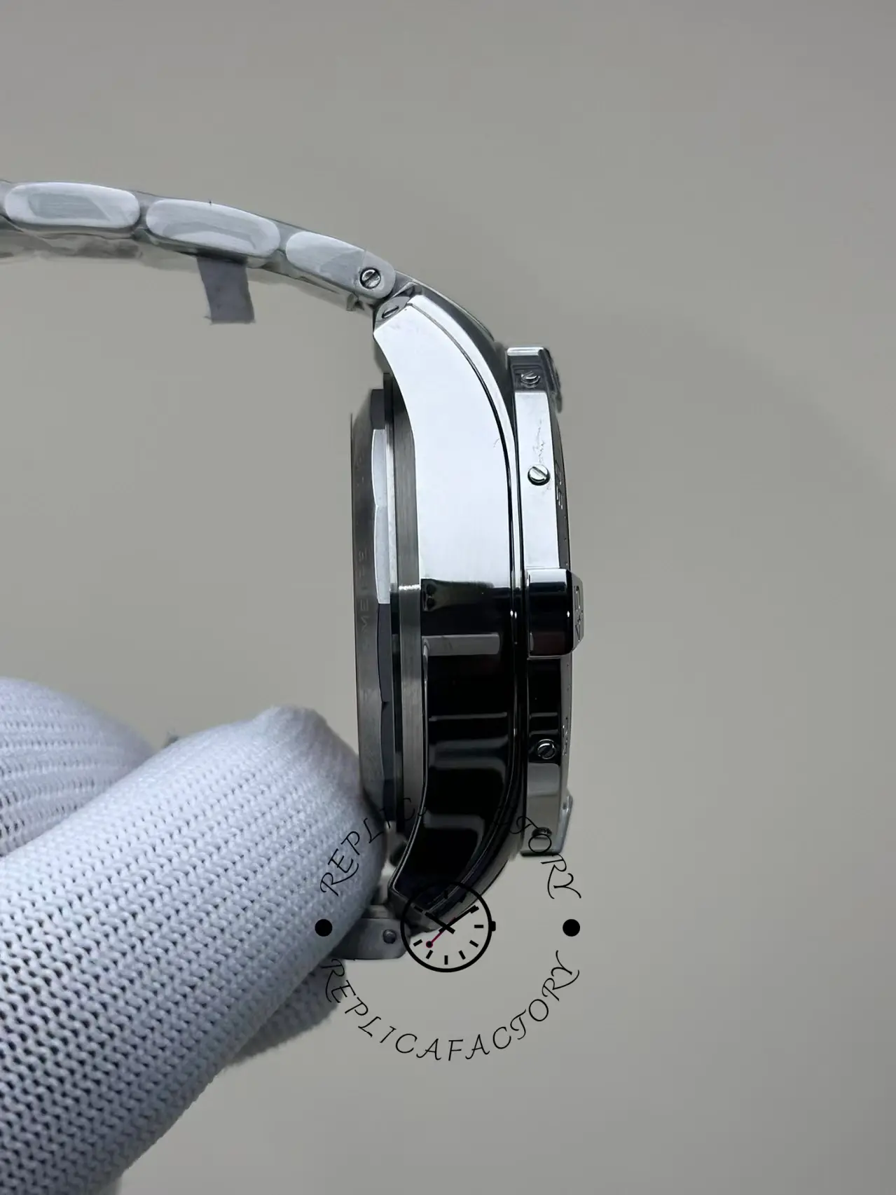 Side profile of Breitling Avenger B01 Chronograph 42 AB0146101L1A1 with brushed lugs.