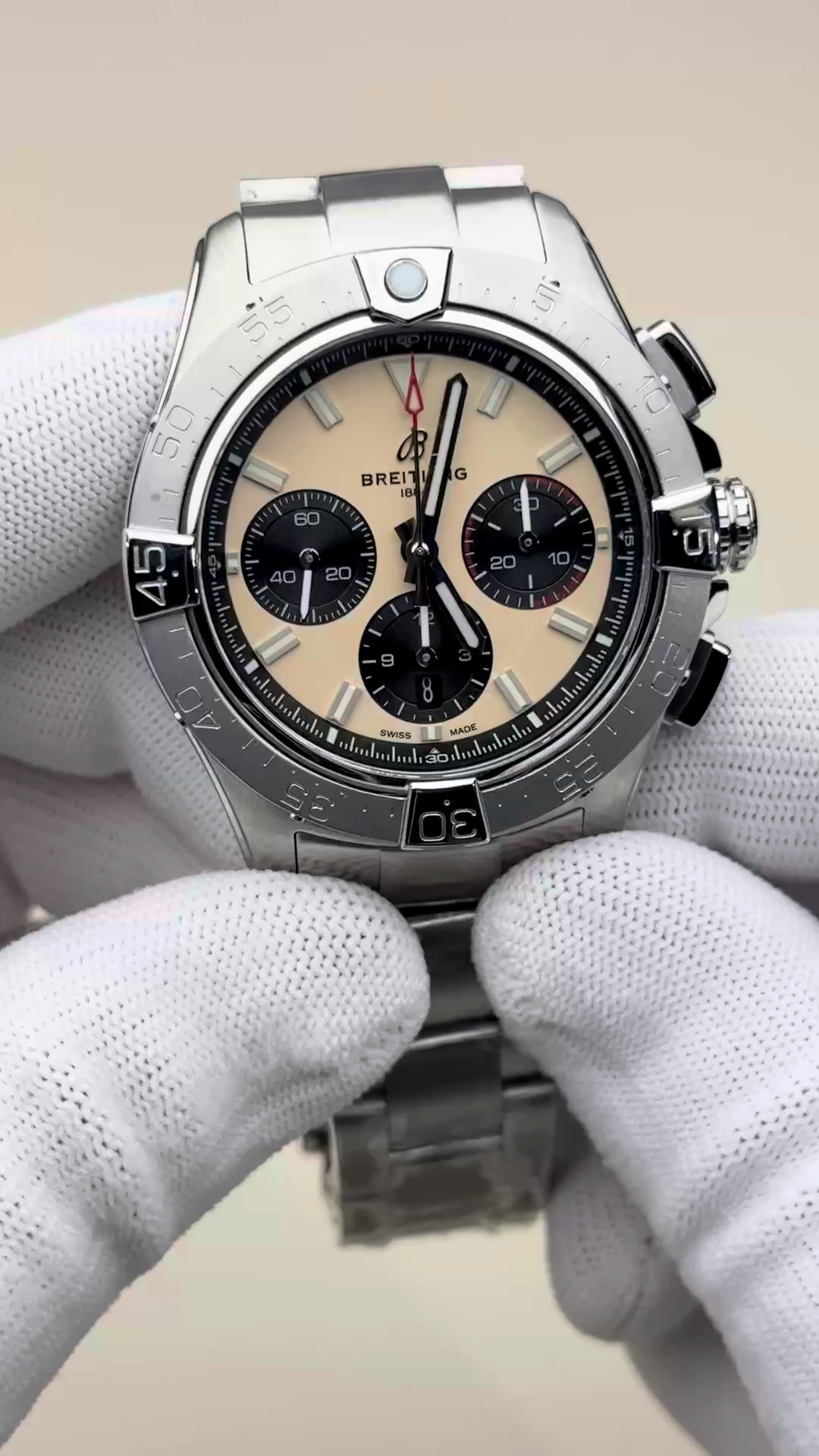 Replica Breitling Avenger B01 Chronograph Auto 44mm Beige Dial Watch AB0147101A1A1 - Video