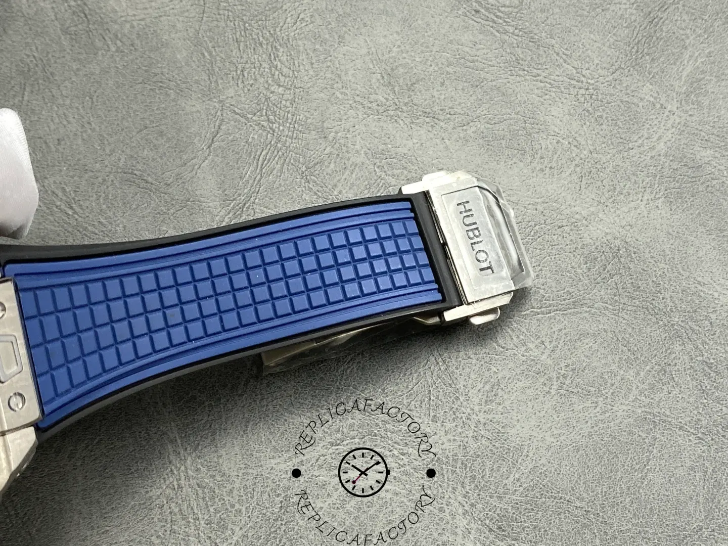 Hublot 821.NX.5170.RX clasp with Hublot engraving on titanium deployant buckle.