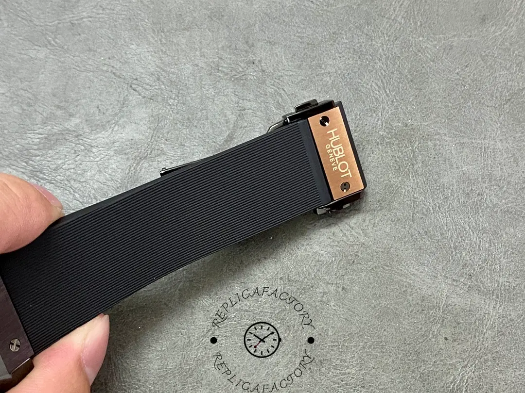 Close-up of the 521.CO.1781.RX clasp with engraved Hublot logo.