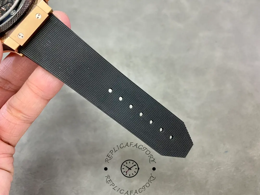 Detail view of the Hublot Big Bang 301.PM.1780.RX black rubber strap texture.