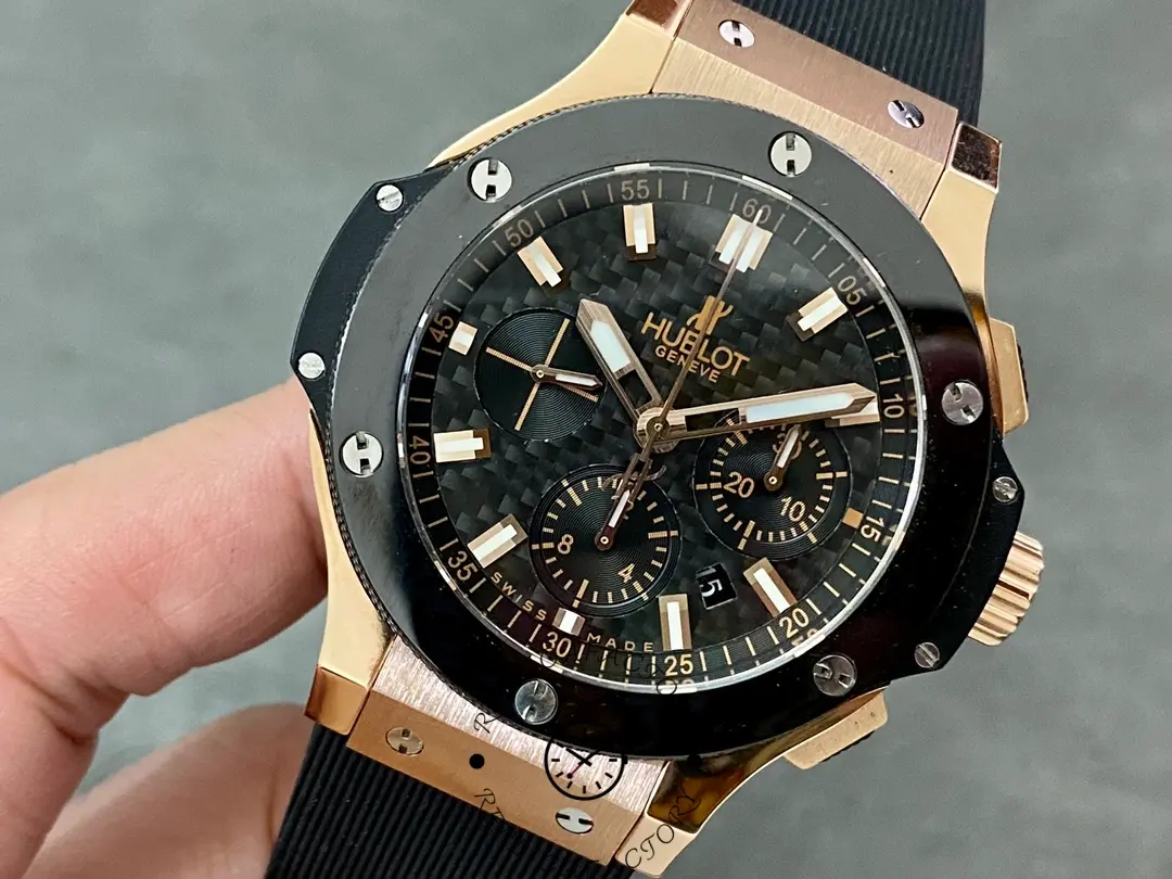 Detailed look at the Hublot Big Bang 301.PM.1780.RX chronograph dial in carbon texture.