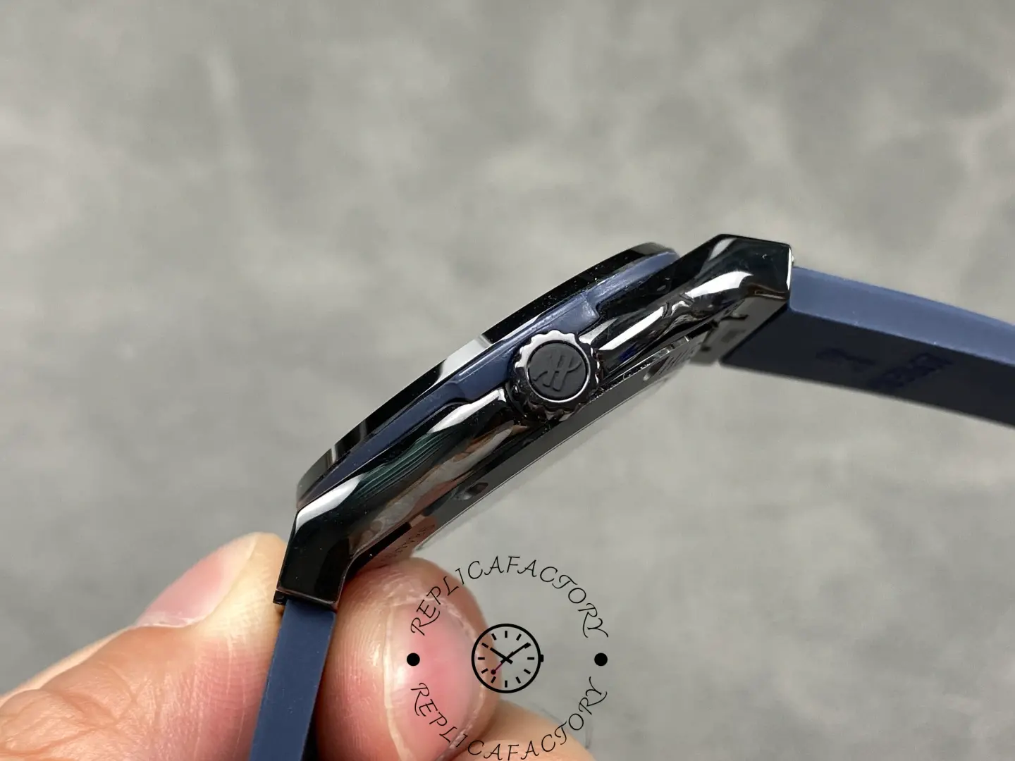 Right-side view of Hublot Classic Fusion 542.CM.7170.RX showing crown design.