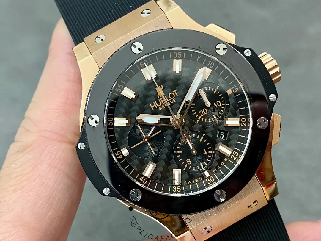 Angled view of the Hublot Big Bang 301.PM.1780.RX showing carbon bezel and rose-gold lugs.