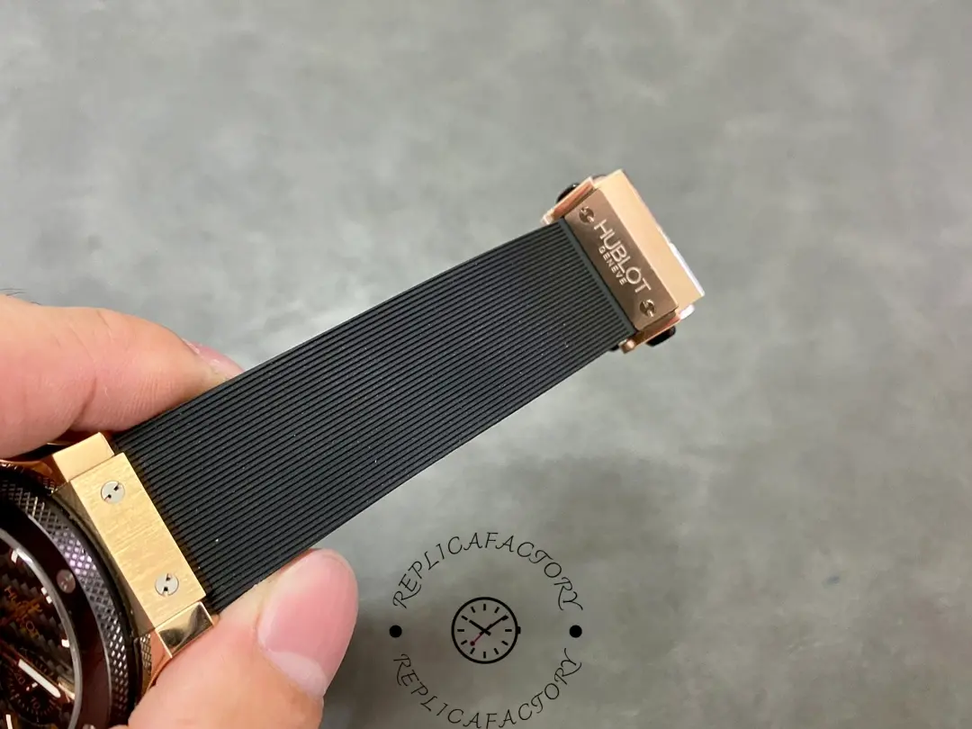 Close-up of clasp on the Hublot Big Bang 301.PM.1780.RX rubber strap.