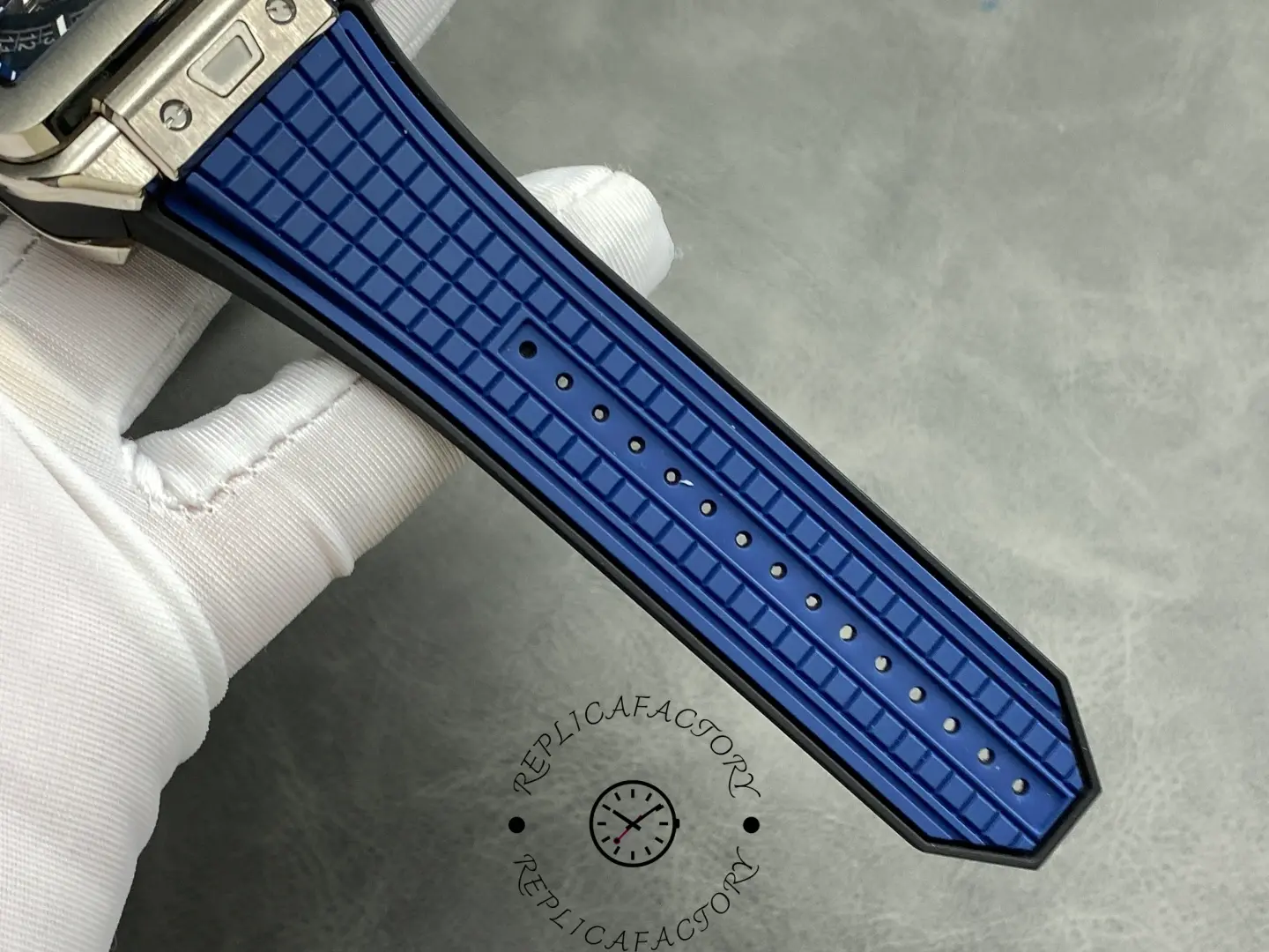 Blue rubber strap of Hublot 821.NX.5170.RX showing textured grid surface.