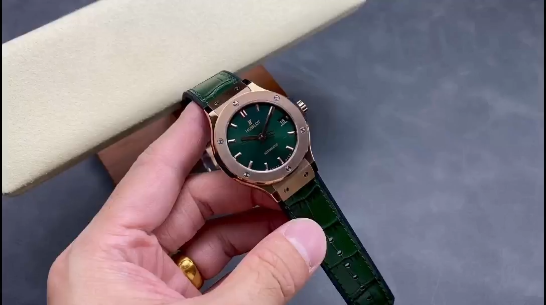 Green leather strap of Classic Fusion King Gold Green Video