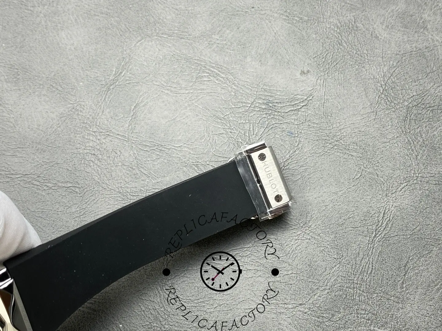 Strap end of Hublot 550.NS.1800.RX.ORL19 with titanium clasp engraved Hublot.