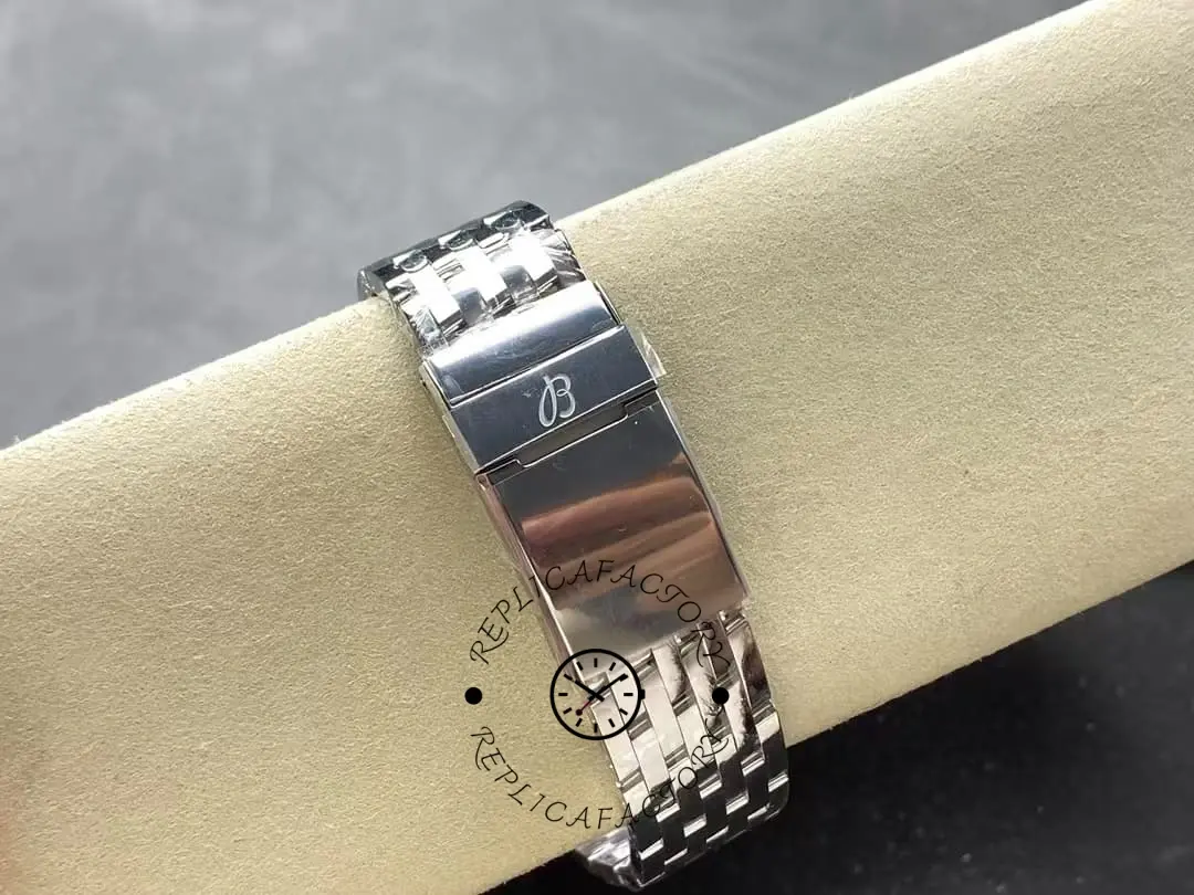 View of the Breitling Navitimer 41 U17326211G1A1 clasp showing the engraved Breitling “B” logo.