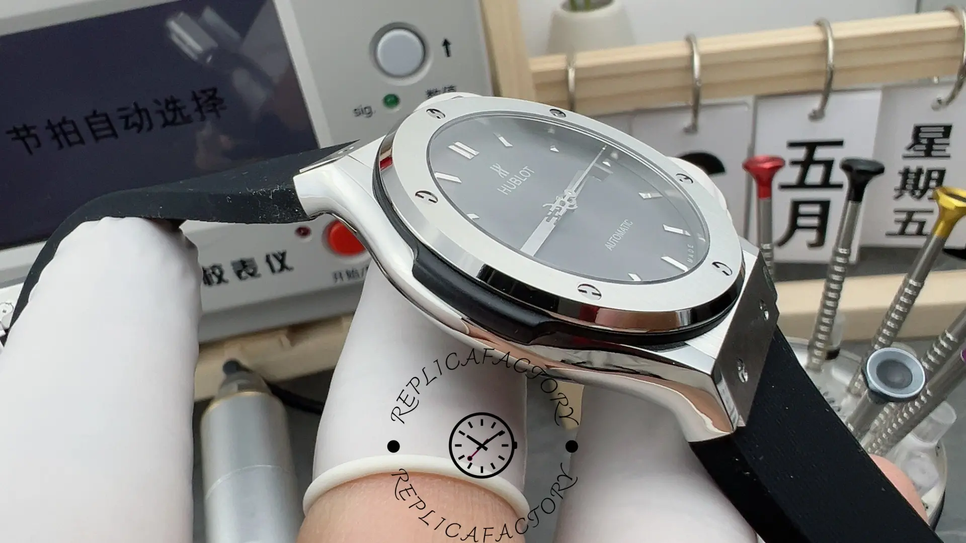 Side profile of the Hublot 511.NX.7071.LR replica highlighting polished edges.