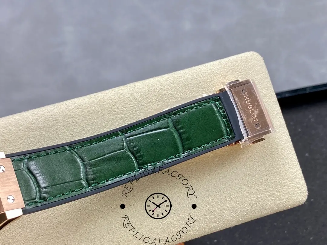 Clasp of Classic Fusion King Gold Green 38mm with engraved Hublot logo.